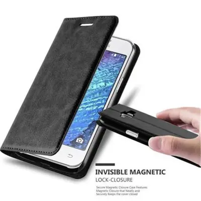 Cadorabo Ohišje, združljivo z Samsung Galaxy J1 2015 v nočna črna - Zaščitni ovitek z magnetnim zapiranjem, stoječo funkcijo in režo za kartice