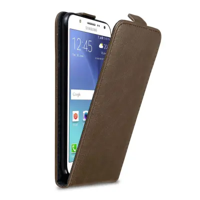Cadorabo Ohišje, združljivo z Samsung Galaxy J7 2015 v kava rjava - Zaščitni ovitek v obliki flipa z magnetnim zapiranjem