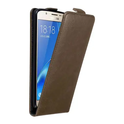Cadorabo Ohišje, združljivo z Samsung Galaxy J7 2016 v kava rjava - Zaščitni ovitek v obliki flipa z magnetnim zapiranjem