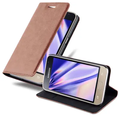 Cadorabo Ohišje, združljivo z Samsung Galaxy J1 2016 v kapučino rjava - Zaščitni ovitek z magnetnim zapiranjem, stoječo funkcijo in režo za kartice