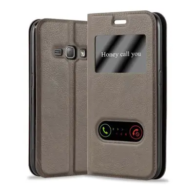 CADORABO Samsung Galaxy J1 2015 v kamnito rjava - Zaščitni ovitek z magnetnim zapiranjem, stoječo funkcijo in 2 okencema za gledanje