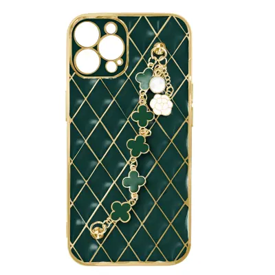 Ovitek za iPhone 13 Pro z geometrijskim vzorcem in verižico iz štiriperesne deteljice - zelen
