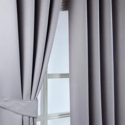 Homescapes Siva ribja kost Chevron Blackout zavese par Eyelet Style, 165x183 cm