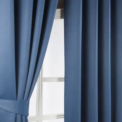 Homescapes mornarsko modre zavese Herringbone Chevron Blackout Eyelet Style, 117x183 cm