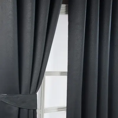 Homescapes Black Herringbone Chevron Blackout zavese par Eyelet Style, 165x229 cm