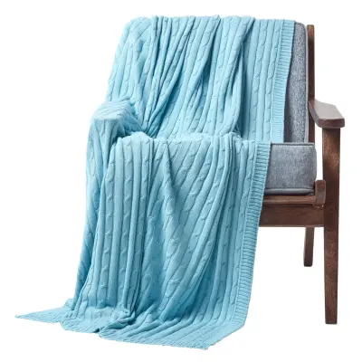 Bombažna pletena odeja Homescapes Cable Knit Pastel Blue, 150x200 cm