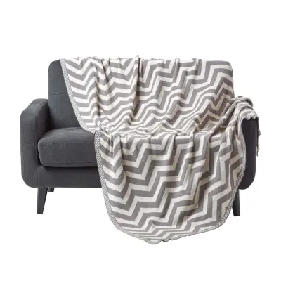 Bombažna pletena odeja Homescapes Grey Chevron, 130x170 cm