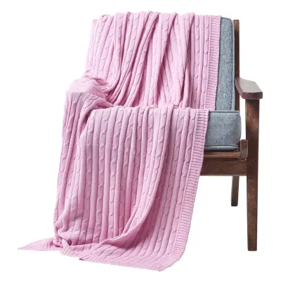 Bombažna pletena odeja Homescapes Cable Knit Pastel Pink, 150x200 cm