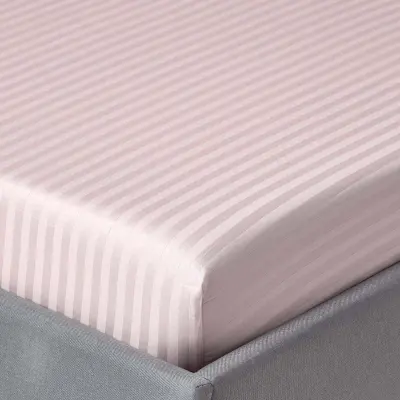 Homescapes Dusky Pink Violet Satenasto črtasto pregrinjalo iz egiptovskega bombaža s 330 nitmi, 140x190 cm