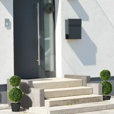 HOMCOM Komplet dveh realističnih rastlin iz borovničevca z vključenim loncem, ojačanim podstavkom in travo, iz cementa, PE in PP, 60 cm, zelena