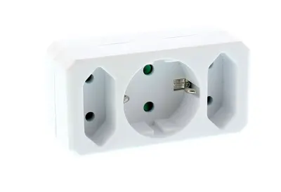 Razdelilec  WELL 1xšuko + 2xeuro, 16A+2x2,5A, IP20, bela barva