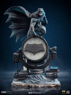 UMETNIŠKA FIGURICA DC COMICS JUSTICE LEAGUE BATMAN IN BATSIGNAL