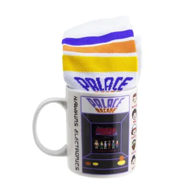 Darilni set skodelice in nogavice Paladone Stranger Things, uniseks nogavice in 300 ml skodelica za kavo, (PP9884ST)