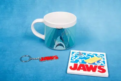 Komplet skodelic, podstavkov in obeskov za ključe Fizz Creations Be Aware Jaws