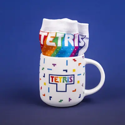 Fizz Creations Tetris Mug & Sock Set Retro Gaming darilni set. Vključuje keramično skodelico s prostornino 450 ml in nogavice Tetris, ki ustrezajo vse