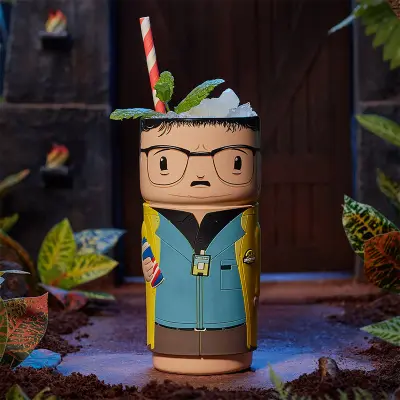 Darilo iz keramične skodelice CosCups by Numskull Jurassic Park Dennis Nedry z gumijastim tulcem 400 ml - uradno blago Jurskega parka (NS3365)
