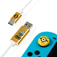 Numskull Official Minions LED USB Type-C Cable and Thumb Stick Grips - 1,5 m Fast Charging Lead - Združljivo z Xbox Series X|S, PlayStation 5, Nintendo Switch