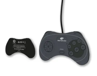 Numskull Uradna brezžična polnilna plošča SEGA Saturn Controller - 10 W hitri polnilnik Qi za vse brezžične naprave Qi