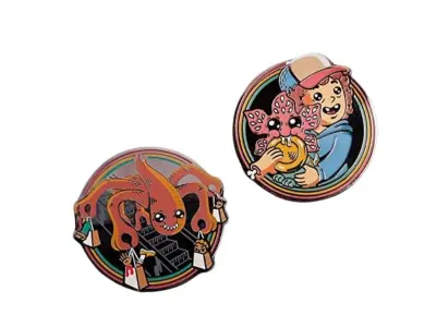 Zbirateljske kovinske emajlirane značke Numskull Pin Kings Official Stranger Things 1.4 - komplet dveh emajliranih žebljičkov na podporni kartici (505