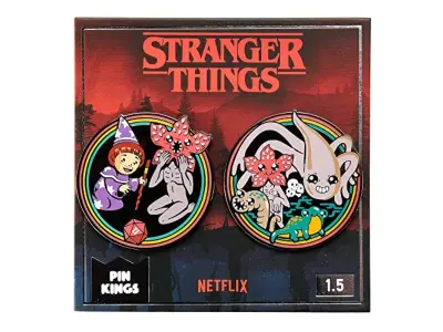 Zbirateljske kovinske emajlirane značke Numskull Pin Kings Official Stranger Things 1.5 - Komplet dveh emajliranih žebljičkov na nosilni kartici, ena