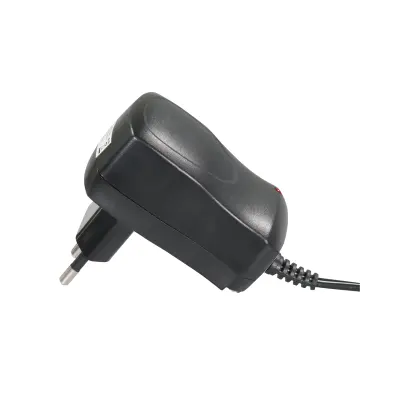 Univerzalni adapter MaxTrack NEE 0,6 A