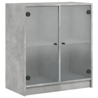 vidaXL Stranska omarica s steklenimi vrati betonsko siva 68x37x75,5 cm