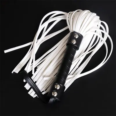 Flogger z dvojnim zakovico 44 cm