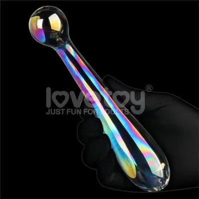 Crystal dildo, ki sije v temnem somraku bleščečega loka
