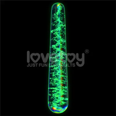 Crystal dildo, ki sije v temno temnem mraku vitke fantazije