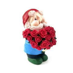 Vrtni palček s šopkom rdečih vrtnic vrtni okras