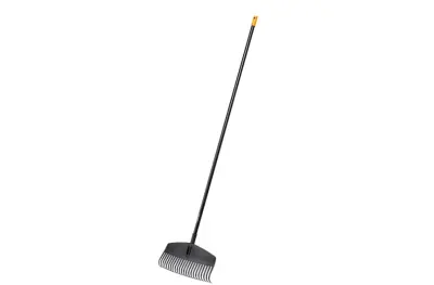 Fiskars se loti do listov trdno m