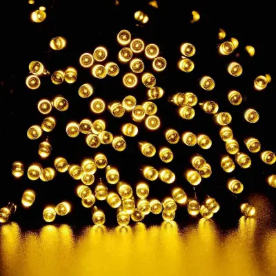 LED sončna svetlobna vrvica na prostem, majhne barvne lučke, travnik, postavitev vrta, viseče luči, terasa, vrtne okrasne luči