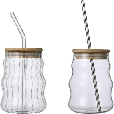 Skodelica iz stekla za kavo v oblaku s slamnato visoko borosilikatno skodelico za sok