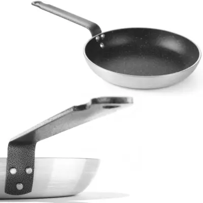 Aluminijasta ponev z marmorirano prevleko proti prijemanju. 390 mm - Hendi 627655