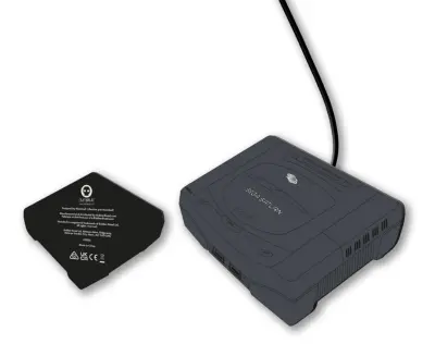 Numskull uradna brezžična polnilna podloga za konzolo SEGA Saturn - 10 W hitri polnilnik Qi za vse brezžične naprave Qi