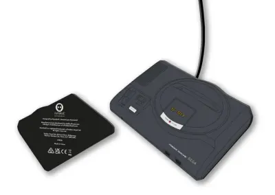 Numskull Uradna brezžična polnilna plošča SEGA Mega Drive Console - 10 W hitri polnilnik Qi za vse brezžične naprave Qi