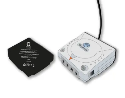Numskull uradna brezžična polnilna podloga za konzolo SEGA Dreamcast - 10 W hitri polnilnik Qi za vse brezžične naprave Qi