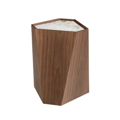 Trikotna vogalna miza iz porcelanastega marmorja in oreha