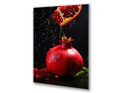 Slika na steklu sadje granatnega jabolka na črnem ozadju okrasna slika 36x23 cm