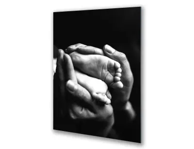 Slika na steklu otroške noge črne bele roke okrasna slika 60x90 cm