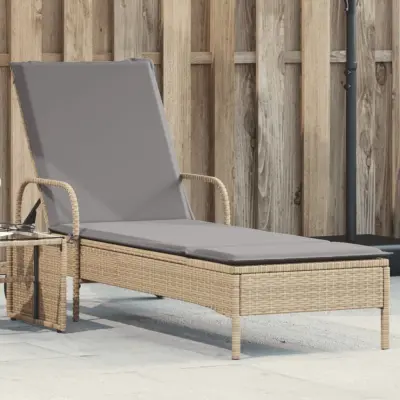 The Living Store Vrtni ležalnik s kolesi in blazino bež poli ratan - Ležalnik