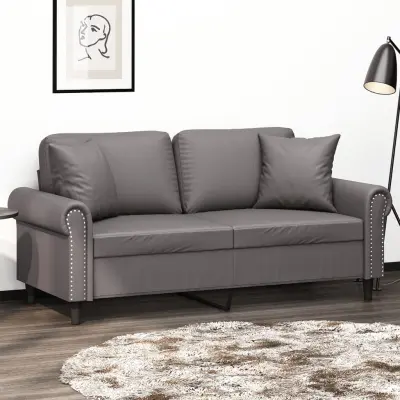 The Living Store Kavč dvosed z okrasnimi blazinami siv 140 cm umetno usnje - Kavč Dvosed