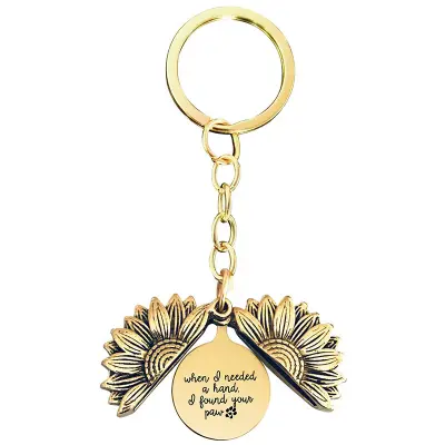 Zlati obesek za ključe s sončnico in graviranim obeskom v črni darilni škatli