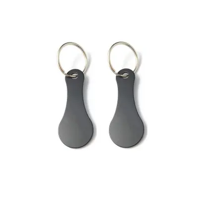 Kovinski obeski za ključe iz supermarketa Black