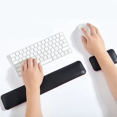 Ergonomska tipkovnica in miška s spominsko peno za podporo zapestja Black+Red