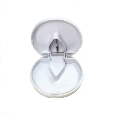 Razdelilnik tabletk z nožem