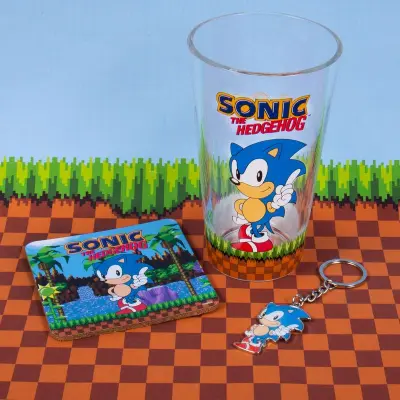 Obesek za ključe, kozarec in podstavek za ježek Fizz Creations SonicThe Hedgehog. 3 v 1 darilni set. Kozarec za pitje s prostornino 480 ml. Uradno lic
