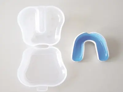 Otroški dvoslojni ščitnik za zobe s škatlico