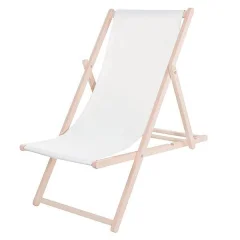 Zložljiv ležalnik za na plažo, izdelan iz lesa z belim materialom.