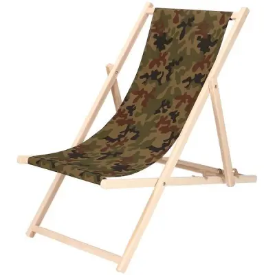 Zložljiv ležalnik za na plažo, izdelan iz lesa s kamuflažno tkanino.